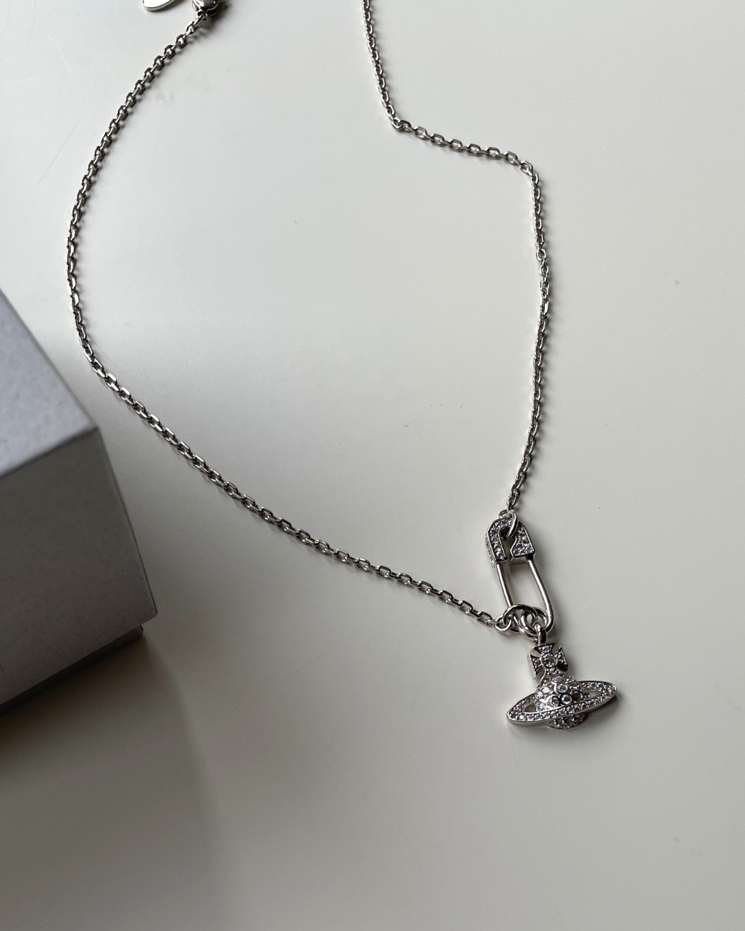 Vivienne Westwood Lucrece pendant 別針項鍊