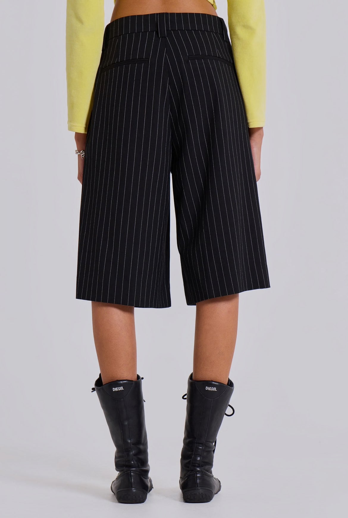Jaded London Black Pinstripe Goliath Shorts 7分褲