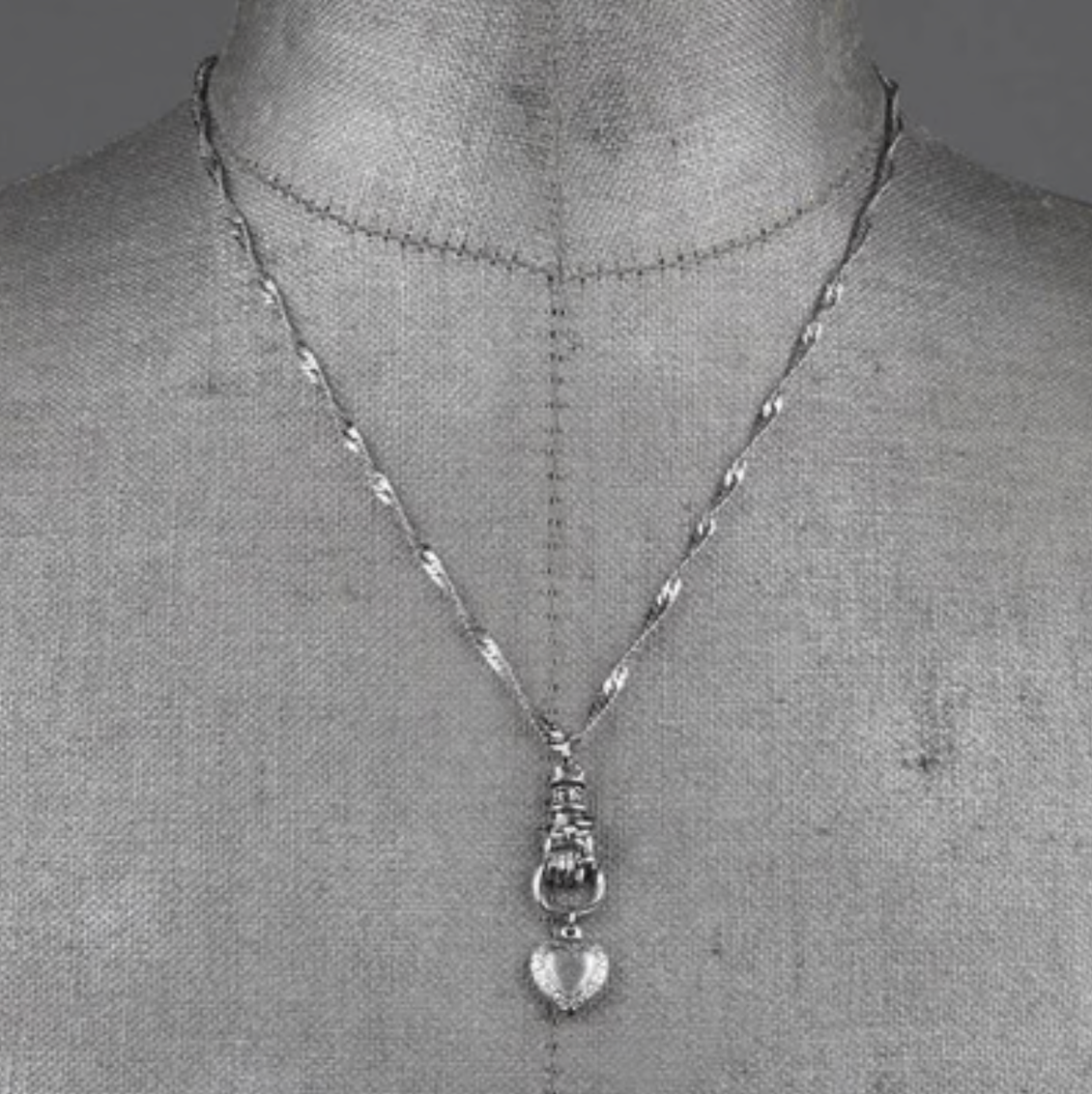 Regalrose HAND GRASPING HEART NECKLACE 項鍊
